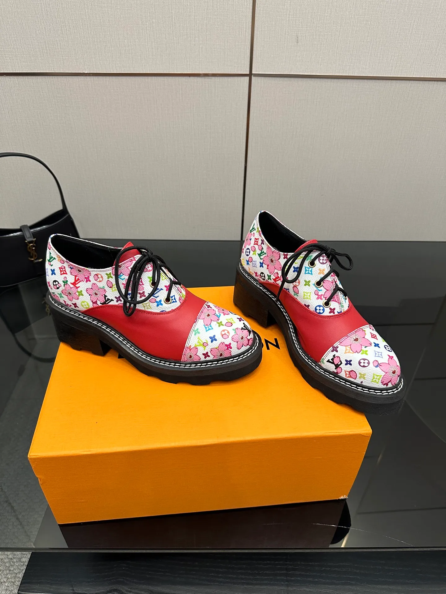 👟👟Ex-factory price 720👟👟 LOUIS VUITTON Louis Vuitton counter latest model top version LV inner cowhide material is real! Original 1:1 material reproduction! Modern and casual in one! Release a strong aura like a queen 🔥Capture everyone's attention instantly💃 Inner/foot pads: imported cowhide Fabric: cowhide Outsole: full genuine leather Code number: 35-41 (40, 41, 42 customizations are not returnable)